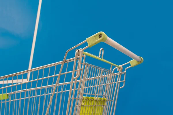 Minimalisme stijl, Shopping cart en blauwe muur. — Stockfoto