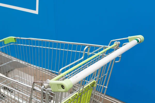 Minimalism style, Shopping cart and blue wall. — Stock Photo, Image