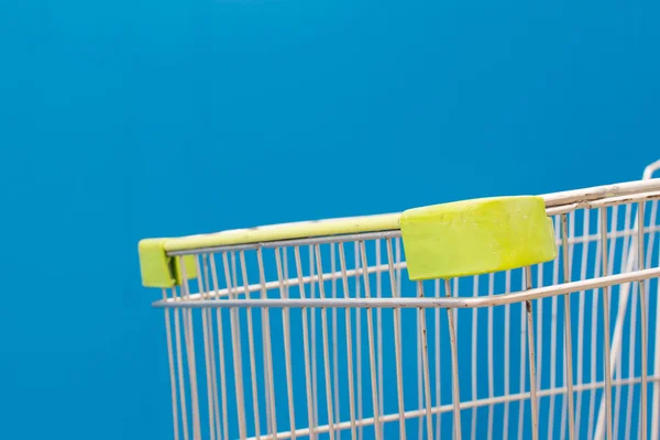 Minimalisme stijl, Shopping cart en blauwe muur. — Stockfoto