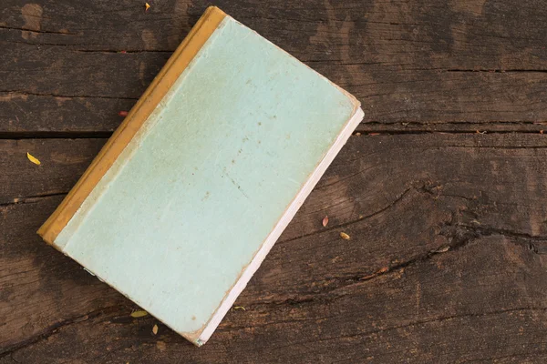 Старая книга по дереву — стоковое фото