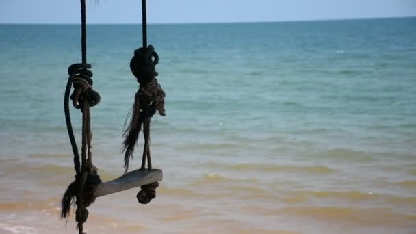 Swing en la playa y el mar azul — Vídeo de stock