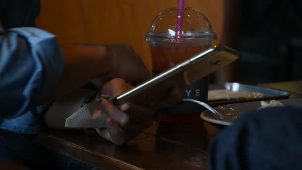 使用智能手机，在咖啡厅里的妇女 — 图库视频影像
