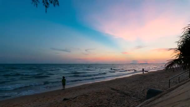 Pôr do sol em uma praia e mar, Timelapse — Vídeo de Stock