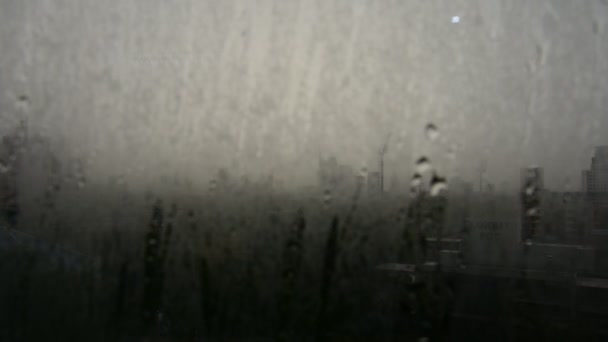 Stadsbilden i Regna tid med regn vattendroppar, Timelapse — Stockvideo