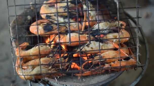 Grilled shrimp (Giant freshwater prawn) — Stock Video