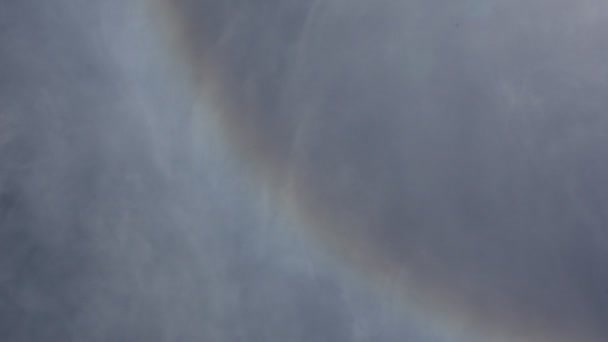 Sol con halo corona arco iris y cielo azul nube, Timelapse — Vídeo de stock