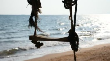 Plaj ve mavi deniz salıncak