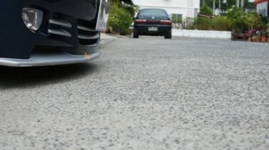 Eğimli bir otopark üzerinde indirdi bir araba