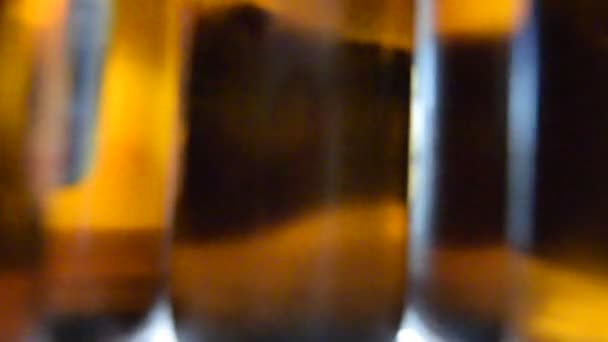 아시아 남자는 냉장고에서 맥주를 복용 — 비디오