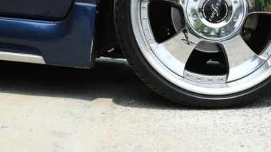 Eğimli bir otopark üzerinde indirdi bir araba