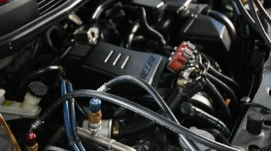 Garage bir araba motoru kontrol