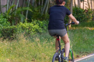 İnsanlar parkta Bisiklete binmek