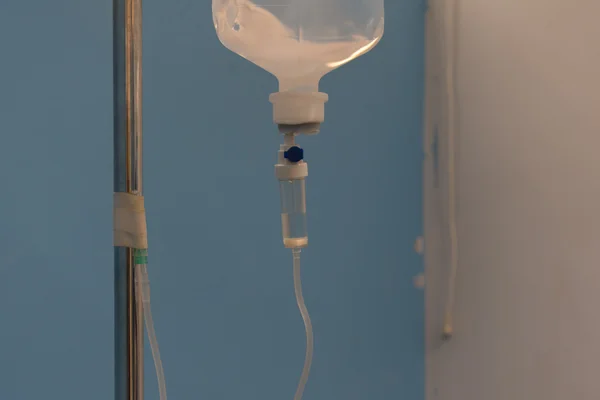 Koksaltlösning intravenöst för patient — Stockfoto