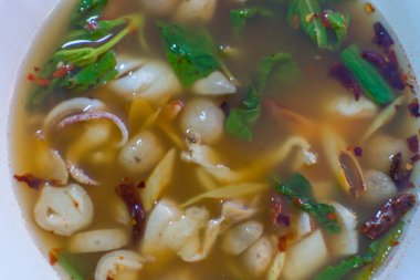 Tom yum (baharatlı çorba) deniz ürünleri