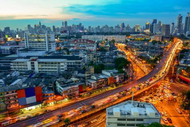 Gece ve şehir Bangkok Tayland ulaşım