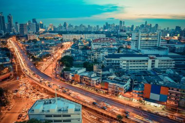 Gece ve şehir Bangkok Tayland ulaşım