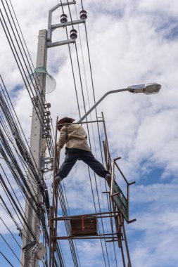 Elektrik hattı yüklemeye çalışma