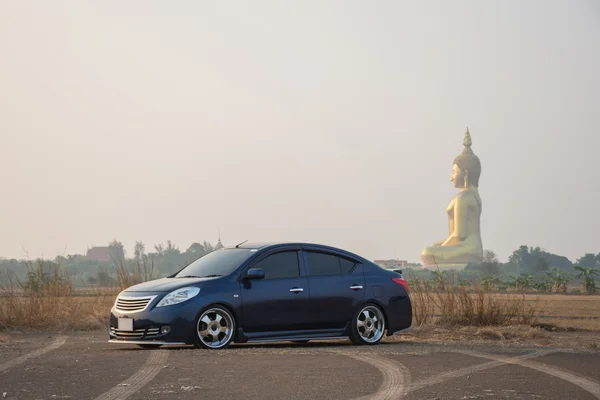 Dirija um carro para o Grande Buda da Tailândia em Ang Thong — Fotografia de Stock