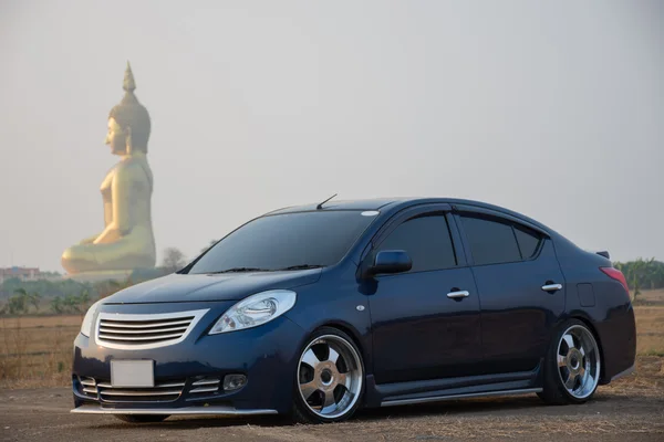 Řídit auto cestování na velký Buddha Thajska v Ang Thong — Stock fotografie