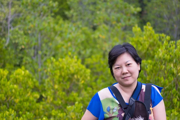 Asiatische Frau posiert im Mangrovenwald (thung prong tanga) — Stockfoto