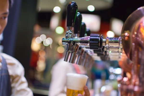 Barman of barman gieten een tapbiertje pils van bier kraan — Stockfoto