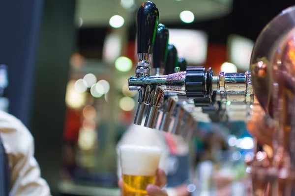 Barman of barman gieten een tapbiertje pils van bier kraan — Stockfoto