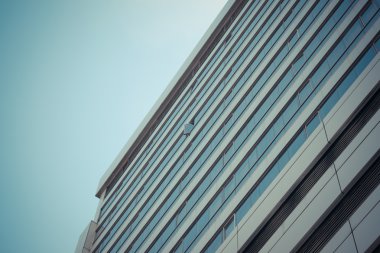 Mavi gökyüzü olan cam bina