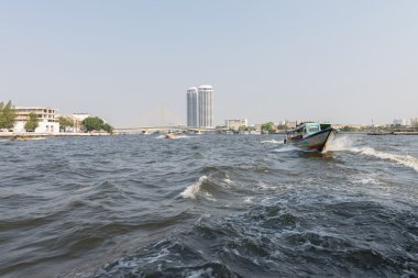 Chao Phraya Nehri üzerinde tekne seyahat