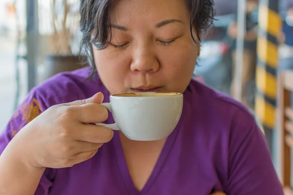 Asia mujer bebiendo un café —  Fotos de Stock