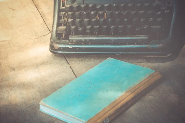 Psací stroj a notebook, vintage styl — Stock fotografie