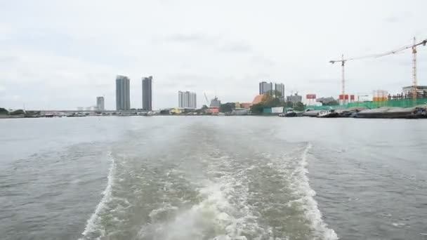 Путешествие на лодке по реке Чао Прайя — стоковое видео