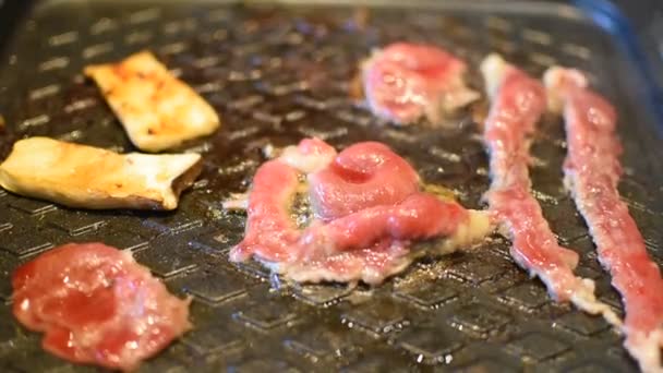 Gegrilde rauw vlees koken op wagyu grill — Stockvideo