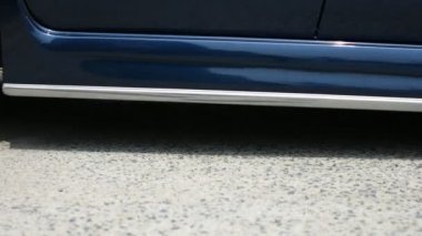 Eğimli bir otopark üzerinde indirdi bir araba