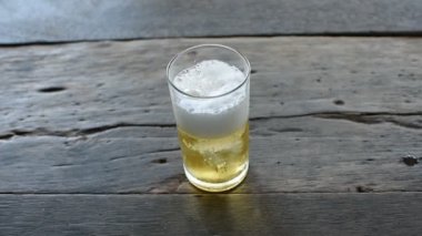Bira buz cam ile dökme
