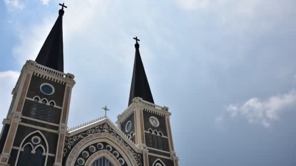 Die Kathedrale der unbefleckten Empfängnis mit beweglichem Glockenschlag am Himmel, Zeitraffer — Stockvideo