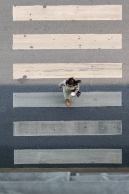 Yaya geçidi veya Zebra geçerken şehir Bangkok Tayland.