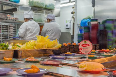 Mutfakta yemek yapmak.