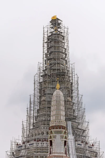 Thaise pagode herstellen in de tempel (Wat Arun Ratchawararam) — Stockfoto