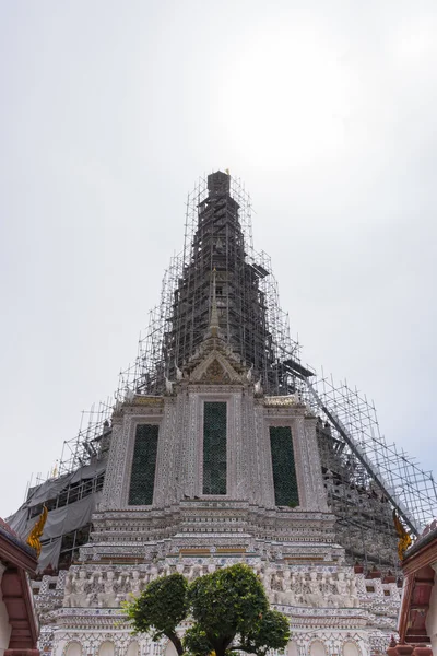 Thai pagoda repairing in temple (Wat Arun Ratchawararam) — Stock Photo, Image