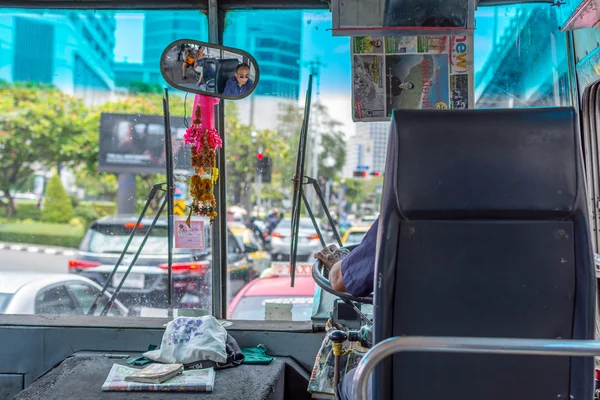 Οδηγός λεωφορείου οδηγεί λεωφορείο στην Μπανγκόκ — Φωτογραφία Αρχείου