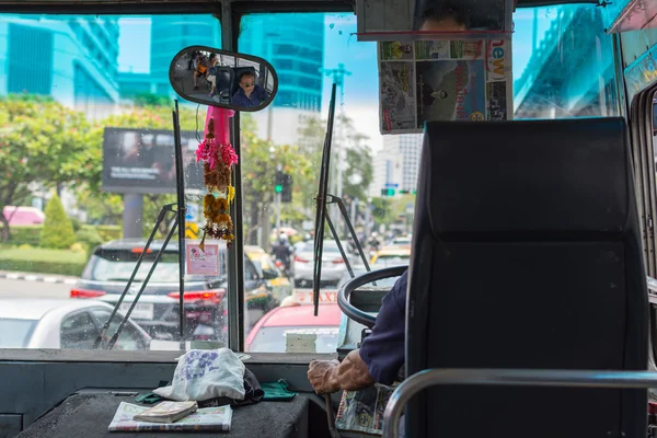 Buschauffeur rijdt bus in Bangkok — Stockfoto