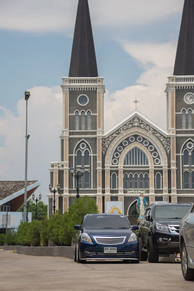 Rijden van een auto reizen naar de kathedraal van de Onbevlekte Ontvangenis — Stockfoto