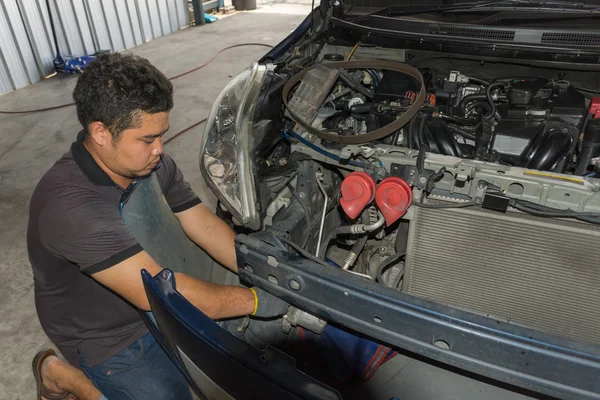 Verificar um carro na garagem — Fotografia de Stock