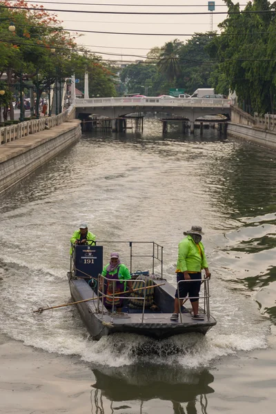 Barco de recogida de basura en Khlong Phadung Krungkasem Canal — Foto de Stock