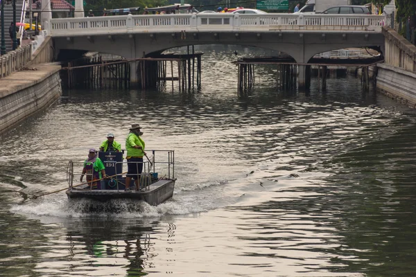 Barco de recogida de basura en Khlong Phadung Krungkasem Canal —  Fotos de Stock