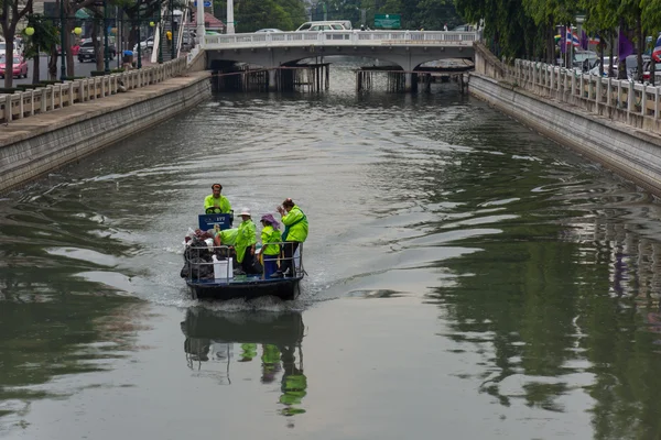Barco de recogida de basura en Khlong Phadung Krungkasem Canal —  Fotos de Stock