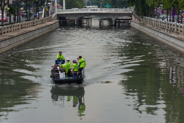 垃圾收集船在运河帕敦 Krungkasem 运河 — 图库照片