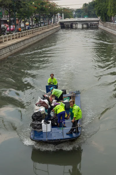 Barco de recogida de basura en Khlong Phadung Krungkasem Canal —  Fotos de Stock