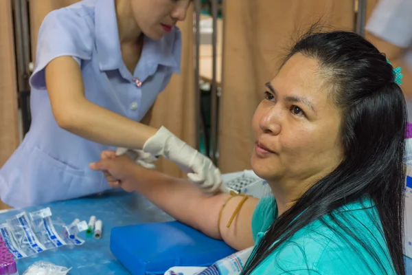 La recogida de sangre en el laboratorio para el control de la salud — Foto de Stock