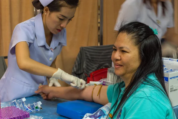 La recogida de sangre en el laboratorio para el control de la salud — Foto de Stock